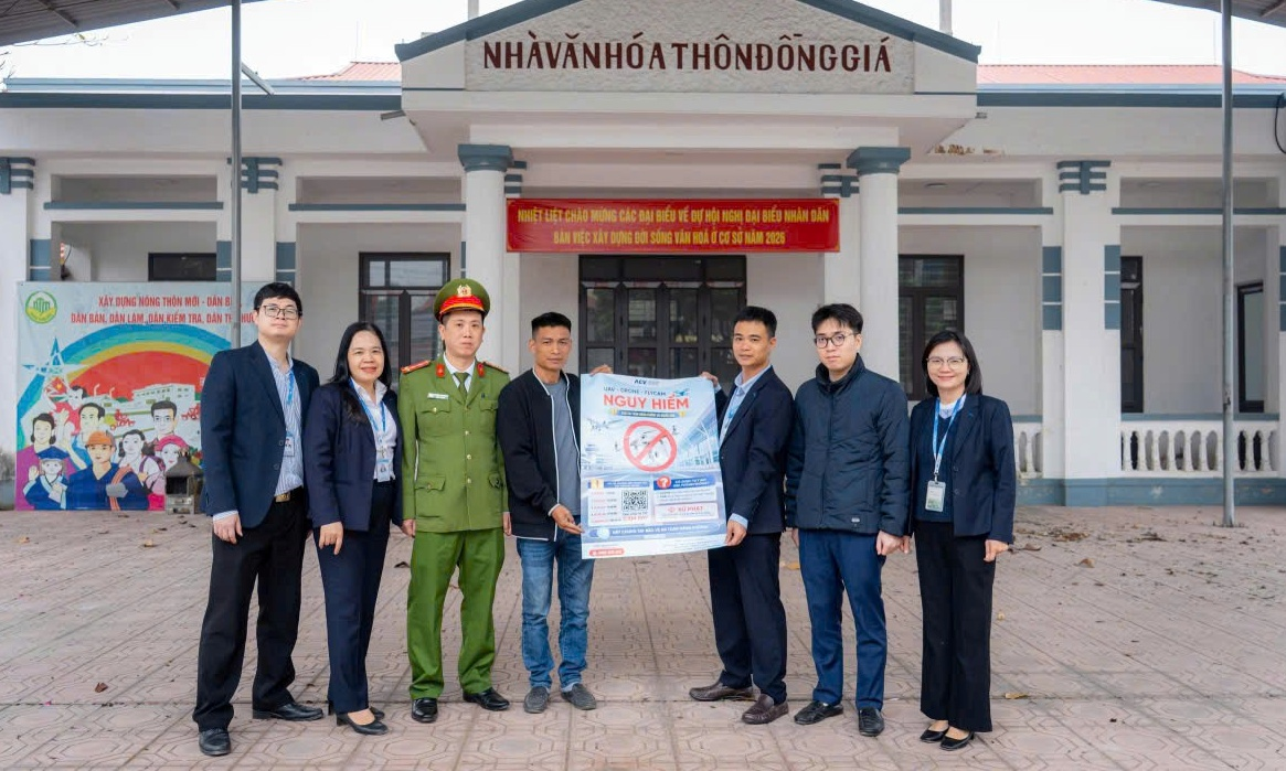 Sân bay Nội Bài tuyên truyền, cảnh báo các vật thể uy hiếp an toàn bay